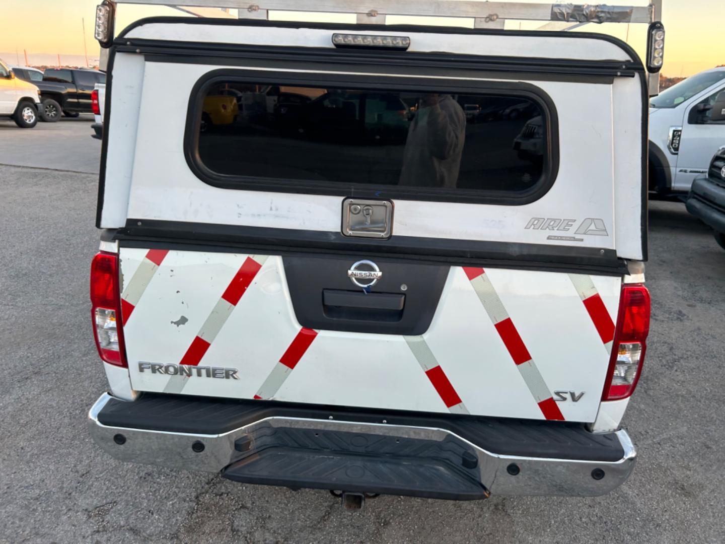 2018 White Nissan Frontier SV Crew Cab LWB 5AT 2WD (1N6AD0FR5JN) with an 4.0L V6 DOHC 24V engine, 5A transmission, located at 1687 Business 35 S, New Braunfels, TX, 78130, (830) 625-7159, 29.655487, -98.051491 - Photo#2